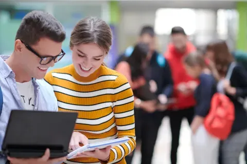 从握手到录用:充分利用招聘会的机会